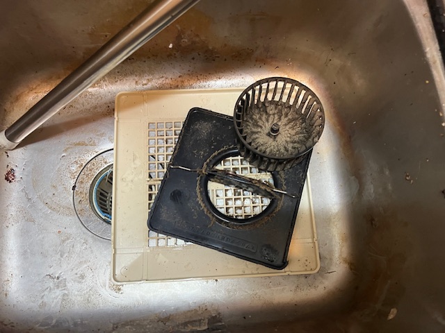 孤独死 ユニットバス 換気扇の清掃前