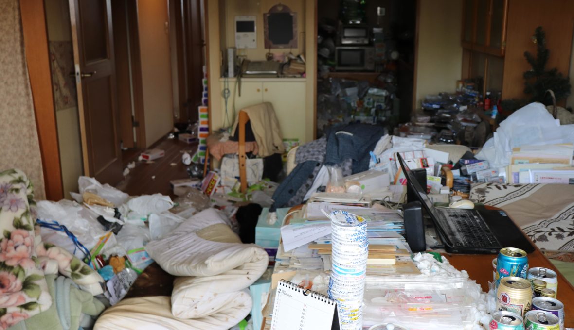 ゴミや書類が堆積した部屋