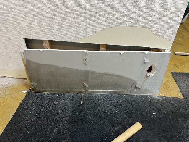 孤独死現場で取り外した石膏ボード。下部に体液がしみ込んだ跡