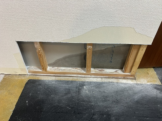 石膏ボードを撤去した壁の内部。下地材と隣室側ボードの裏面に汚染