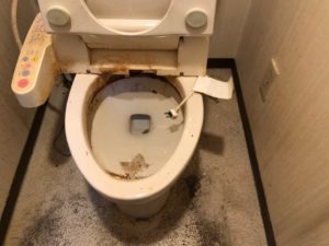 トイレ清掃前