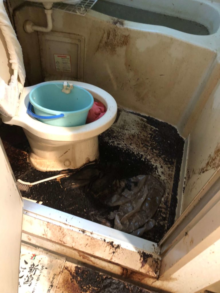 汚物が溢れているユニットバス